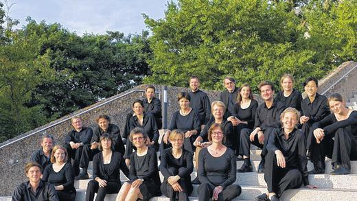 Chormusik des 20. Jahrhunderts       -  (mma)  Am Sonntag, 10. November, 19 Uhr präsentiert das Vocalensemble Würzburg im Spitäle an der Alten Mainbrücke unter dem Titel &bdquo;Alles zu seiner Zeit&ldquo; Chormusik des 20. Jahrhunderts. Entlegene Pfade beschreitet der Chor mit einem Ausschnitt der &bdquo;klassischen&ldquo; Chormusik nach 1960. In Miniaturen für Chor a cappella von Harald Genzmer und Hermann Regner, den &bdquo;11 Haiku&ldquo; von Bertold Hummel mit der außergewöhnlichen Kombination von Chor und Vibraphon entsteht ein Mosaik dieser Zeit. Uraufgeführt wird der Zyklus &bdquo;Der Traum des Atlas&ldquo; von Gottfried Stein für Chor und Klavier; der Komponist ist anwesend. Solistische Einlagen von Anna Zeltzer (Vibraphon) und Esthea Kruger (Klavier) runden das Programm ab. Eintritt 10, ermäßigt 7 Euro (Abendkasse).