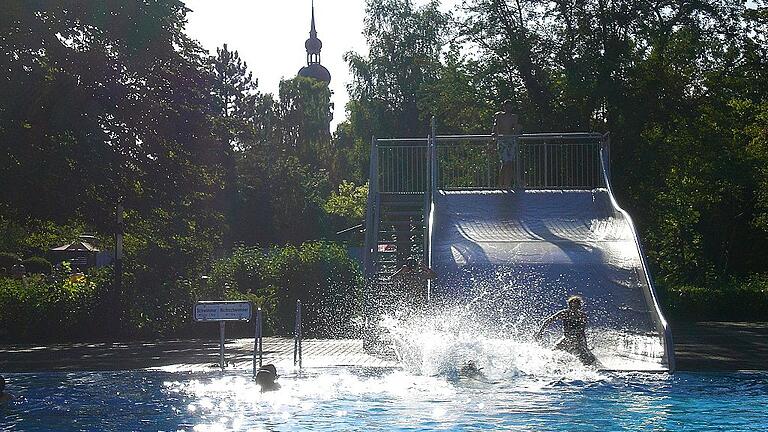 Badespaß garantiert: Von der Freibadrutsche geht's mit Schwung ins erfrischende Nass. Badespaß garantiert: Von der Freibadrutsche geht's mit Schwung ins erfrischende Nass.