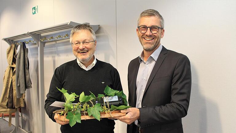 Jochen Vogel (rechts) verabschiedet Dieter Seban aus dem Amt des 3. Bürgermeisters.       -  Jochen Vogel (rechts) verabschiedet Dieter Seban aus dem Amt des 3. Bürgermeisters.