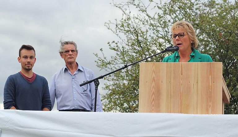 Kleinlangheims Bürgermeisterin Gerlinde Stier erläuterte bei der Veranstaltung der Bürgerinitiative in Haidt die Sicht der Gemeinde. Hinten Jonas Schellhorn und Wolfgang Weber von der Bürgerinitiative.