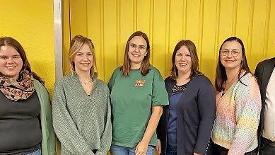 Das neue Vorstandsteam (von links) Annemarie Göbel, Verena Keßler, Jessica Endres, Daniela Voll, Anna Schmitt sowie Bürgermeister Daniel Wehner. - Das neue Vorstandsteam (von links) Annemarie Göbel, Verena Keßler, Jessica Endres, Daniela Voll, Anna Schmitt sowie Bürgermeister Daniel Wehner. Das neue Vorstandsteam (von links) Annemarie Göbel, Verena Keßler, Jessica Endres, Daniela Voll, Anna Schmitt sowie Bürgermeister Daniel Wehner. - Das neue Vorstandsteam (von links) Annemarie Göbel, Verena Keßler, Jessica Endres, Daniela Voll, Anna Schmitt sowie Bürgermeister Daniel Wehner.