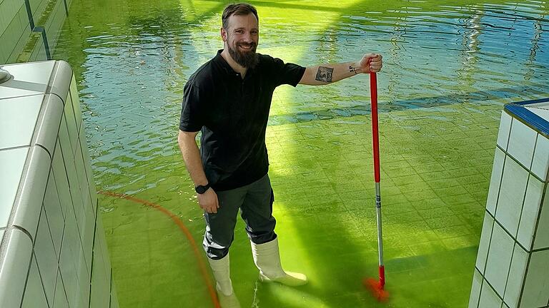 Pascal Valotis und das Team des Bads am Maradies entfernen zurzeit Algen- und Kalkrückständen aus den Becken. Bald soll das Wasser dort wieder klar sein, statt wie momentan noch Algen-grün zu scheinen. Pascal Valotis und das Team des Bads am Maradies entfernen zurzeit Algen- und Kalkrückständen aus den Becken. Bald soll das Wasser dort wieder klar sein, statt wie momentan noch Algen-grün zu scheinen. 