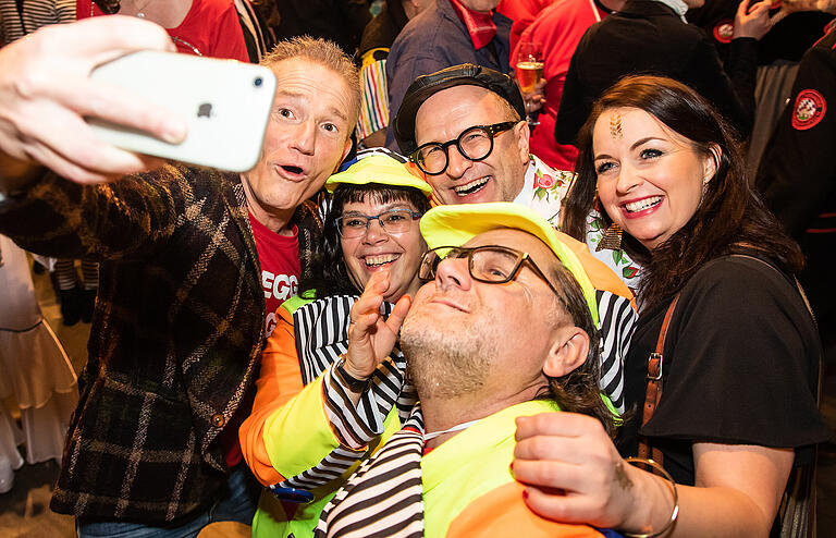 Ausgelassene Stimmung bei der Party nach 'Fastnacht in Franken': Michl Müller beim Selfiemachen.