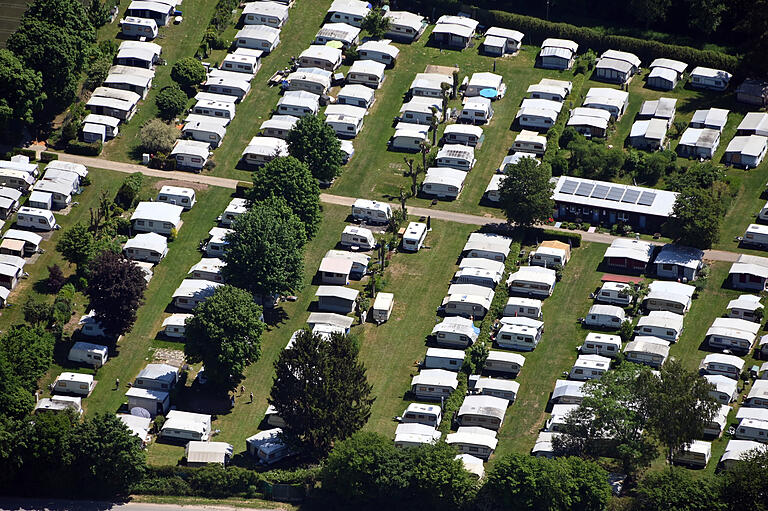 Camping könnte in Coronazeiten boomen, hier ein Luftbild von einem Campingplatz für Wohnwagen bei Karlsruhe.