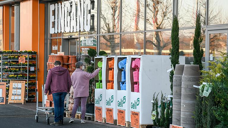 Der Baumarkt Hornbach bei Würzburg war am Montagmorgen gut besucht.