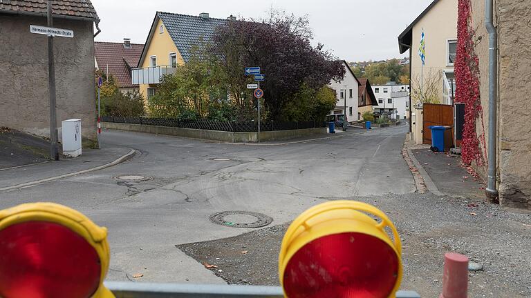 Enge Verhältnisse: Blick in die Hermann-Mitnacht-Straße im Würzburger Stadtteil Lengfeld.