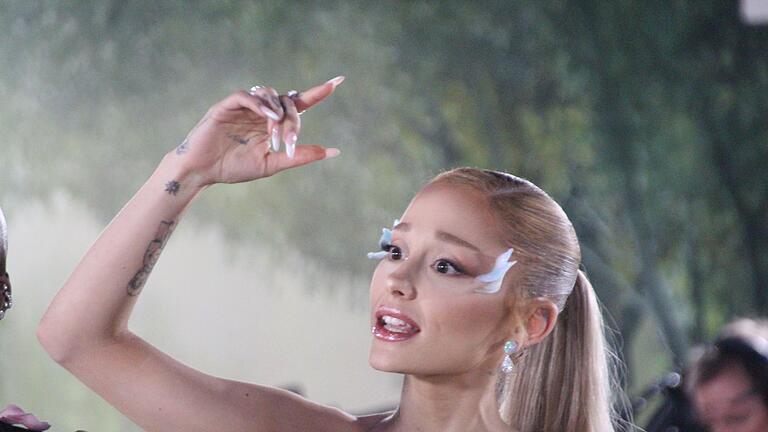 Ariana Grande       -  Popsängerin Ariana Grande konnte ihren Augen kaum glauben, als sie am &bdquo;Wicked&rdquo;-Set einen Parapazzo über sich schweben sah. (Archivbild)