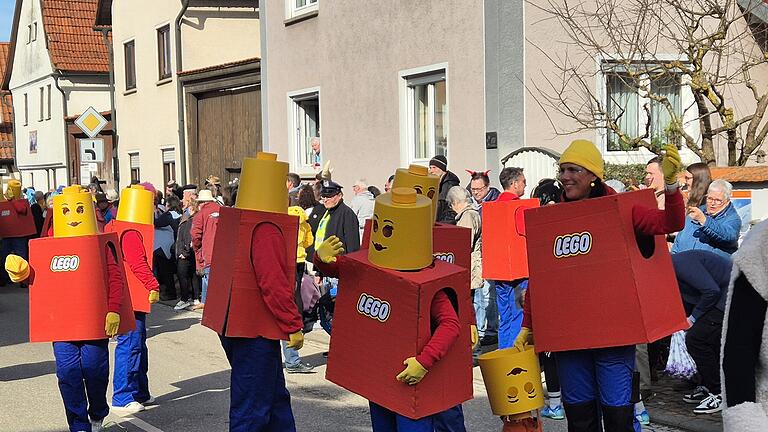 Fasching in Poppenlauer - Die Närrinnen und Narren zeigten sich beim Faschingszug in Poppenlauer bunt und vielfältig. Fasching in Poppenlauer - Die Närrinnen und Narren zeigten sich beim Faschingszug in Poppenlauer bunt und vielfältig.