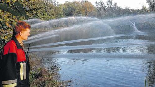 Nothilfe: Das ganze Wochenende über wälzten Feuerwehren mit Pumpen das Wasser in den umgekippten Seen um, wie hier bei Gädheim.  (2)/Michael Mösslein (2)