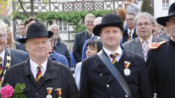 Bürgermeister Claus Bittenbrünn (von links) ehrte Ewald Fischer für 50-malige und Tambour Dominik Blümmert für 25-malige Teilnahme am Bürgerwehrauszug mit der Bürgerwehrmedaille der Stadt Königsberg.