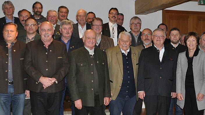 Beim Ehrenabend des Jagdschutzvereins Schweinfurt gratulierte stellvertretende Landrätin Christine Bender den langjährigen Mitgliedern.