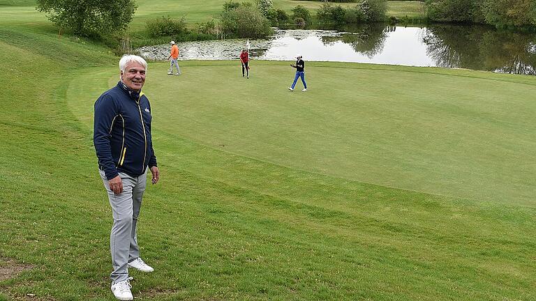 Jochem Kehl (vorne), der Vizepräsident des Golfclubs Maria Bildhausen, ist froh, dass auf den Bahnen und den Grüns seiner Anlage wieder gegolft werden darf.