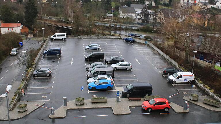 Die Stadt Lohr plant weiter am Ersatzbau für das Parkdeck an der Ignatius-Taschner-Straße. Womöglich gibt es im weiteren Planungsverlauf aber nochmal eine Diskussion über die Zahl der Stellplätze. Aktuell sind für den Neubau 310 Plätze vorgesehen, gut 100 mehr als im derzeitigen Parkdeck.