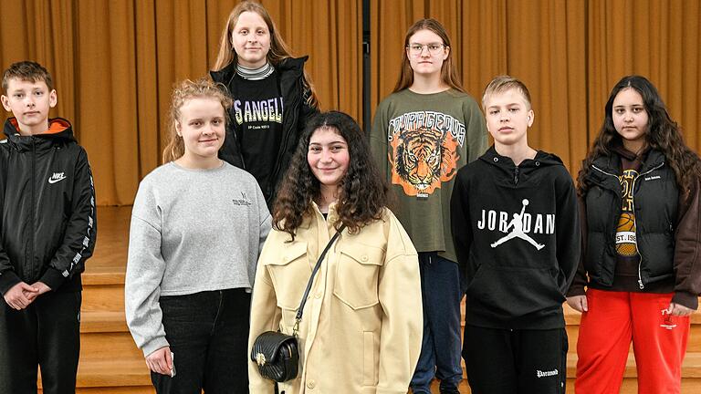 Vorne im Bild die fünf ukrainischen Jugendlichen in der Aula der Gustav-Walle-Schule. Links und rechts von ihnen Schüler, die für sie übersetzen.