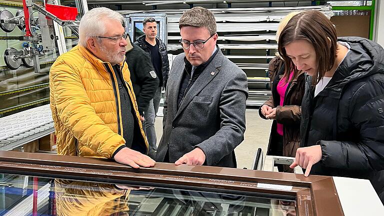 Glasermeister Herbert Schenk (von links) erklärte Landrat Christoph Schauder und Boxbergs Bürgermeisterin Heidrun Beck die Produktionsabläufe im Werk.