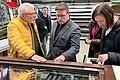 Glasermeister Herbert Schenk (von links) erklärte Landrat Christoph Schauder und Boxbergs Bürgermeisterin Heidrun Beck die Produktionsabläufe im Werk.