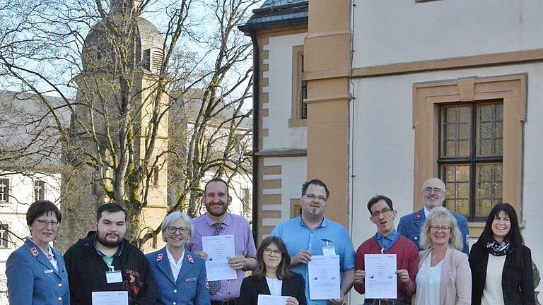 Urkunden gab es für die  neuen Hospizhelfer in Maria Bildhausen (von links mit Urkunde) Dominic,  Denny, Sabine, Jens und  Matthias. Ihnen gratulieren Martina Mirus, Monika Spath, Georg Bischof, Erika Pascher und Susanne Seelbach.       -  Urkunden gab es für die  neuen Hospizhelfer in Maria Bildhausen (von links mit Urkunde) Dominic,  Denny, Sabine, Jens und  Matthias. Ihnen gratulieren Martina Mirus, Monika Spath, Georg Bischof, Erika Pascher und Susanne Seelbach.