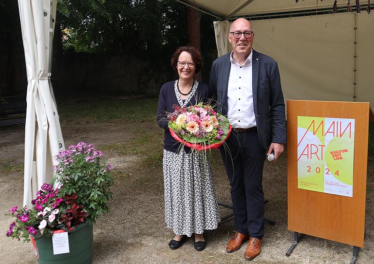 Bürgermeister Brohm eröffnete die diesjährige mainART und dankte Organisatorin Brigitte Laudenbacher. Bürgermeister Brohm eröffnete die diesjährige mainART und dankte Organisatorin Brigitte Laudenbacher.