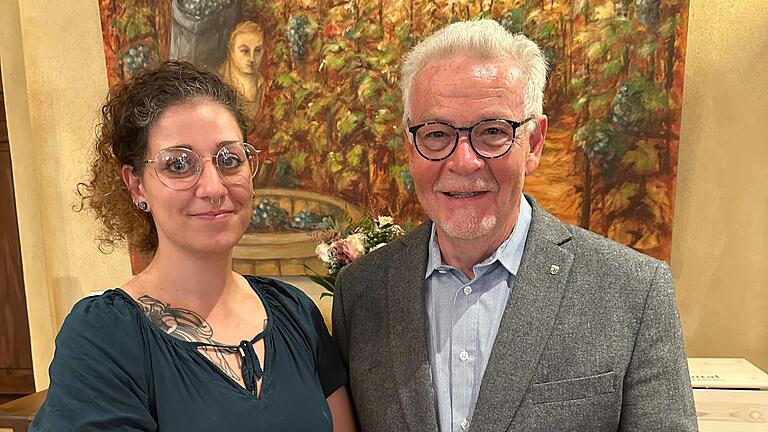 Wolfgang Neubauer (rechts) geht nach 28 Jahren als Pflegedienstleiter in den Ruhestand, seine Aufgaben übernimmt Sophia Keller (links). Wolfgang Neubauer (rechts) geht nach 28 Jahren als Pflegedienstleiter in den Ruhestand, seine Aufgaben übernimmt Sophia Keller (links).