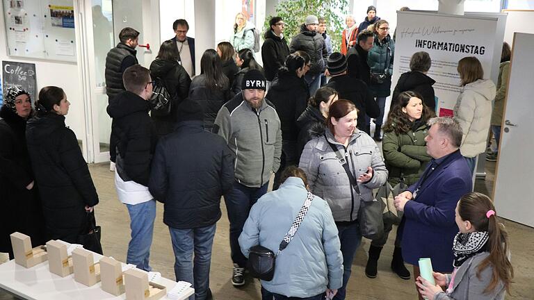 Viele Interessierte tummeln sich in der Aula. Viele Interessierte tummeln sich in der Aula.