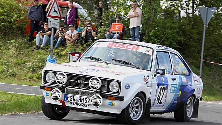 5502_Ford-Escort - Herbert Möller genoss die Fahrt in seinem wunderschönen Ford Escort, umrahmt von zahlreichen Rallye-Fans.Fotos: Karlheinz Franz 5502_Ford-Escort - Herbert Möller genoss die Fahrt in seinem wunderschönen Ford Escort, umrahmt von zahlreichen Rallye-Fans.Fotos: Karlheinz Franz