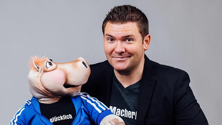 'Ich glaube, wir werden uns auch in ein paar Jahren noch daran erinnern, dass viele von uns frische Hefe, Roggenmehl und Klopapier gehortet haben': Sebastian Reich und Nilpferddame Amanda sind am 5. Februar bei 'Fastnacht in Franken' dabei. Foto: Alexey Testov       -  'Ich glaube, wir werden uns auch in ein paar Jahren noch daran erinnern, dass viele von uns frische Hefe, Roggenmehl und Klopapier gehortet haben': Sebastian Reich und Nilpferddame Amanda sind am 5. Februar bei 'Fastnacht in Franken' dabei. Foto: Alexey Testov