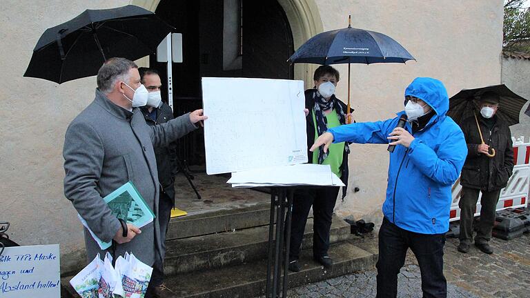 Beim Bürgertreff in Obervolkach erläuterten Bürgermeister Heiko Bäuerlein, Stadtrat Cengiz Zarbo, Dritte Bürgermeisterin Gerlinde Martin und Planer Andreas Fischer (von links) vier Varianten für das neue Baugebiet 'An der Michaeliskapelle'. Beim Bürgertreff in Obervolkach erläuterten Bürgermeister Heiko Bäuerlein, Stadtrat Cengiz Zarbo, Dritte Bürgermeisterin Gerlinde Martin und Planer Andreas Fischer (von links) vier Varianten für das neue Baugebiet 'An der Michaeliskapelle'.