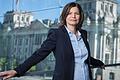Will Manuela  Rottmann Oberbürgermeisterin von Frankfurt werden? Das Bild zeigt die Staatssekretärin im Bundeslandwirtschaftsministerium vor dem Reichstag in Berlin.&nbsp;&nbsp;