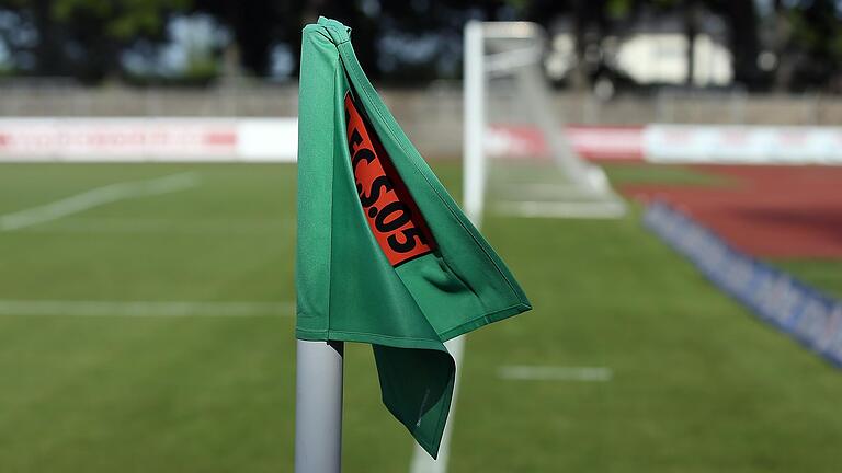 Die Fahne des FC 05 Schweinfurt: Dass sie künftig etwas weniger forsch im Wind flattert, muss keineswegs schlecht sein.