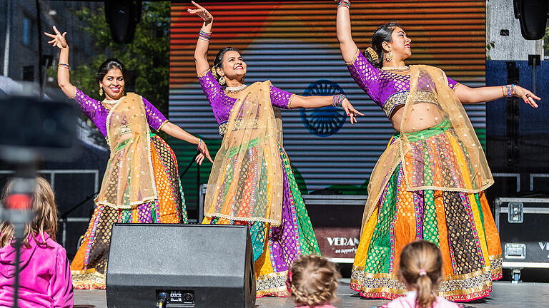 Indische Tänze auf der TV Mainfrankenbühne in der Eichhornstraße. Tausende Menschen besuchten am Samstag, 17. September, das Stadtfest in der Innenstadt von Würzburg.