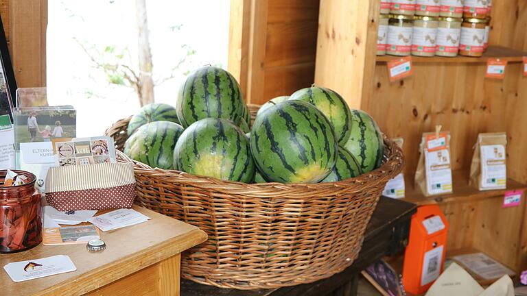 Ende Juli gibt es im Selbstbedienungshäuschen der Preisings die ersten feldfrischen Wassermelonen zu kaufen.