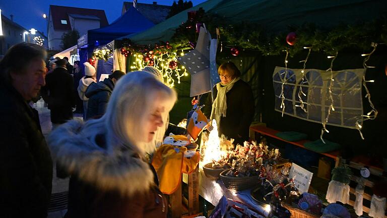 Der Kister Adventsmarkt lockte viele Menschen aus der Umgebung zu ein paar gemeinsamen Stunden auf den Dorfplatz. Der Kister Adventsmarkt lockte viele Menschen aus der Umgebung zu ein paar gemeinsamen Stunden auf den Dorfplatz.