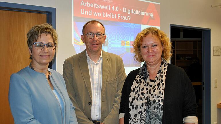 Die digitalisierte Arbeitswelt und ihre Auswirkungen auf typische Frauenberufe sowie Weiterbildungsmöglichkeiten beleuchteten (von links) Doris Küfner-Schönfelder, Stefan Böhme und Iris Zwierlein. Die digitalisierte Arbeitswelt und ihre Auswirkungen auf typische Frauenberufe sowie Weiterbildungsmöglichkeiten beleuchteten (von links) Doris Küfner-Schönfelder, Stefan Böhme und Iris Zwierlein.