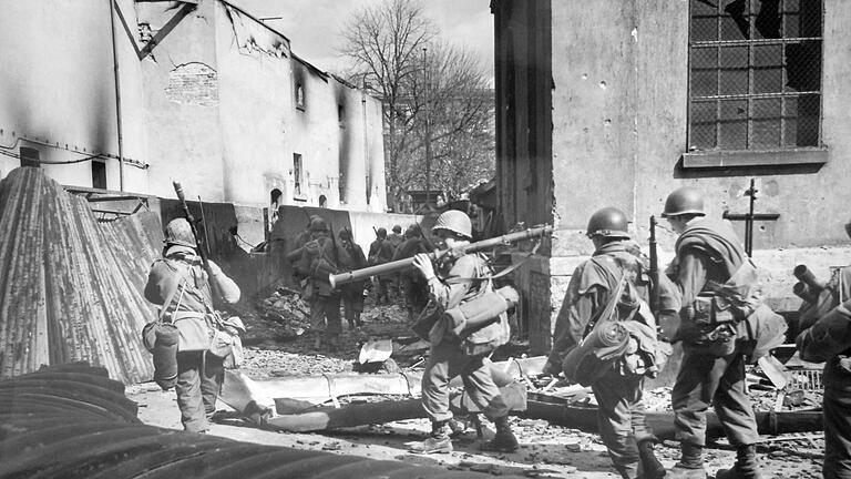 US-Rangers suchen in der Altstadt nach feindlichen Scharfschützen.