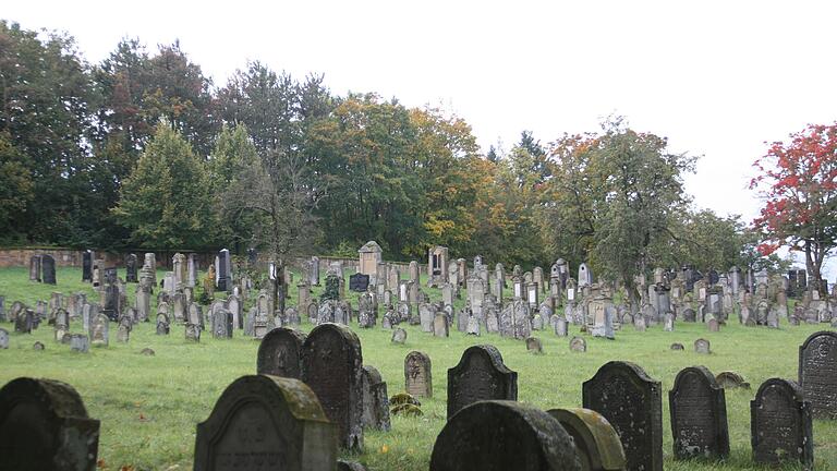 Über 500 Grabsteine sind auf dem jüdischen Friedhof von Gerolzhofen erhalten geblieben. Sie sind stumme Zeugen des einstigen jüdischen Lebens in der Stadt und im Umland.