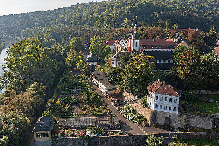 Der Kräutergarten des Kloster Oberzell aus der Vogelperspektive. Der Kräutergarten des Kloster Oberzell aus der Vogelperspektive.