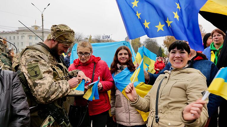 Die Menschen in Cherson begrüßen die ukrainischen Soldaten wie Rockstars. Kinder wollen Selfies, andere bitten um Autogramme auf ihren Fahnen und Fähnchen. Soldat Andrii findet keine ruhige Minuten, er ist dauernd umringt.