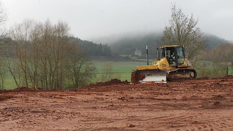 Zur Modellierung des ehemaligen Rothhaupt-Geländes in Stockheim wurde Erdaushub von der Baustelle des Franziska-Streitel-Altenheims in Mellrichstadt angefahren.