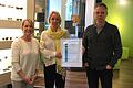 Das Optikgeschäft 'Brille' in Schweinfurt bekam die Auszeichnung 'Top Geschäft Bayern' durch den Handelsverband. Auf dem Bild (v.l.) Inge Bormann vom Handelsverband Unterfranken, Ursula Gassmann-Dibal und Klaus Keller.