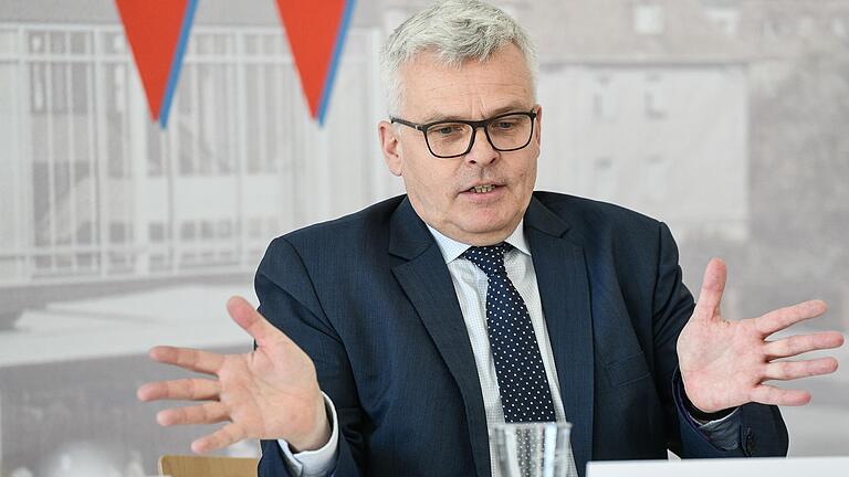 Der Streit um die Zukunft von Mainfranken Theater-Intendant ist noch nicht beendet. Der Streit um die Zukunft von Mainfranken Theater-Intendant ist noch nicht beendet. 