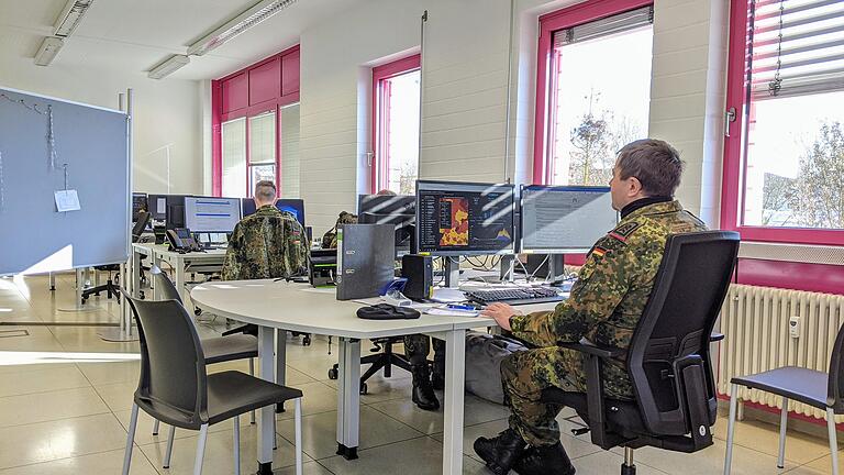 Stabsfeldwebel Klaus Lenz an seinem Arbeitsplatz. Er ist als Corona-Kontaktermittler im Gesundheitsamt Schweinfurt im Einsatz. Stabsfeldwebel Klaus Lenz an seinem Arbeitsplatz. Er ist als Corona-Kontaktermittler im Gesundheitsamt Schweinfurt im Einsatz.