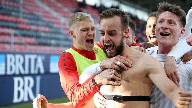 Jubeltraube um den Siegtorschützen David Kopacz beim Last-Second-Sieg der Würzburger Kickers beim SV Wehen-Wiesbaden. Jubeltraube um den Siegtorschützen David Kopacz beim Last-Second-Sieg der Würzburger Kickers beim SV Wehen-Wiesbaden.