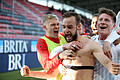 Jubeltraube um den Siegtorschützen David Kopacz beim Last-Second-Sieg der Würzburger Kickers beim SV Wehen-Wiesbaden.