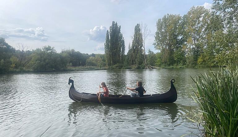 Endlich im Wasser: die Jungfernfahrt auf dem Main nach fast einem Jahr Bauzeit. Endlich im Wasser: die Jungfernfahrt auf dem Main nach fast einem Jahr Bauzeit.