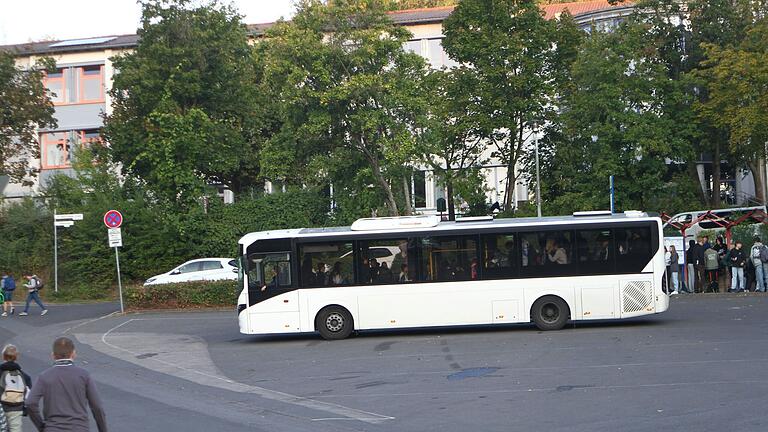An der Haltestelle in Eltmann am Schulzentrum treffen die Busse aus verschiedenen Richtungen ein, in den ersten Tagen aber auch etwas spät.