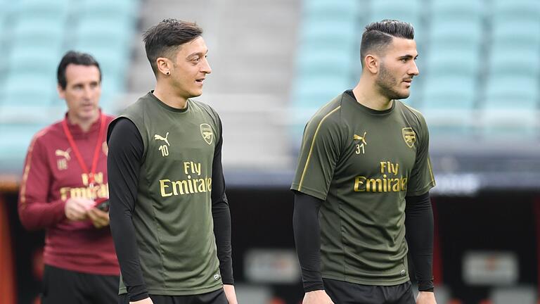 Mesut Özil (l.) und Sead Kolasinac       -  Fünf Jahre nach dem Überfall auf Mesut Özil (l) und Sead Kolasinac bricht einer der Täter sein Schweigen.