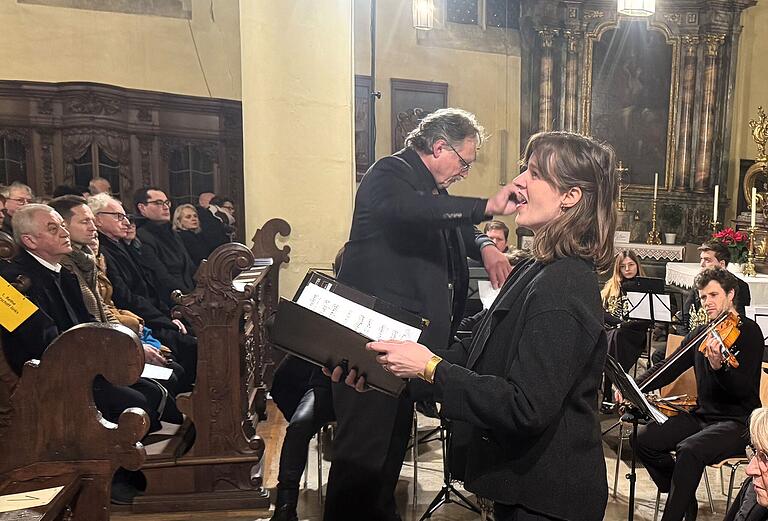 Die Vorfreude auf das Weihnachtsfest versprühte Sopranistin Jennifer Wittmann-Müller in der Stadtpfarrkirche mit dem großartig gesungenen Ave-Maria. Die Vorfreude auf das Weihnachtsfest versprühte Sopranistin Jennifer Wittmann-Müller in der Stadtpfarrkirche mit dem großartig gesungenen Ave-Maria.