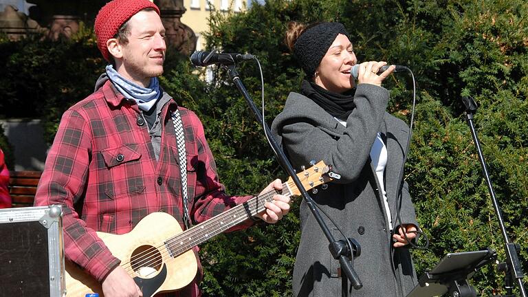Live-Musik unterhielt die Besucherinnen und Besucher des Kitzinger Frühlings. Live-Musik unterhielt die Besucherinnen und Besucher des Kitzinger Frühlings.