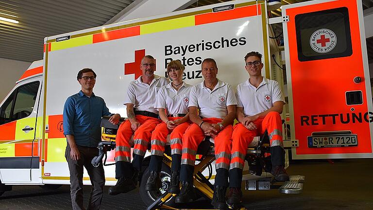 Das hält die Trage locker aus, denn die vier BRK-Rettungssanitäter wiegen zusammen so viel, wie mitunter ein einziger extrem-übergewichtiger Patient auf die Waage bringt. Titus Klein, Jacqueline Demar, Klaus Model und Luca Zembsch (auf der Trage von links) könnten noch ein paar Kilo zulegen um auf die 300 Kilo zu kommen, auf die die Trage ausgelegt ist. Florian Biber (links), Sachgebietsleiter Rettungsdienst beim BRK hätte die Trage wohl auch noch ausgehalten, aber dazu ist einfach kein Platz mehr.