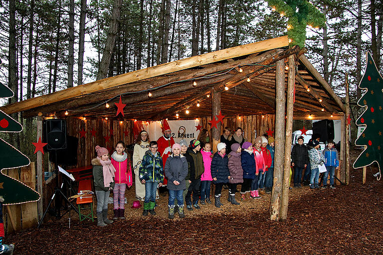 Schüler der Grundschule Leinach eröffneten das Rahmenprogramm am Sonntag mit dem Nikolaus und dem ersten Leinacher Christkind Josepha Kettemann.